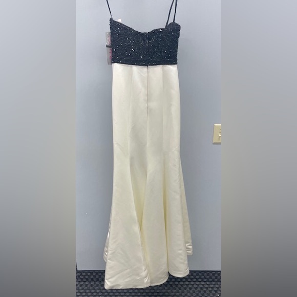 Jovani Evening Formal Dress Style 22720 Size 4 - Picture 5 of 9